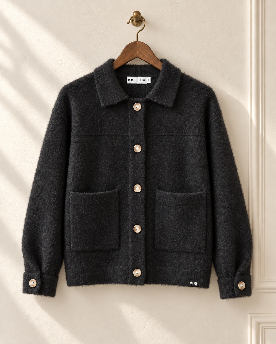 Chaqueta Calviá negra de punto efecto pelo con cuello camisero, botones y bolsillos