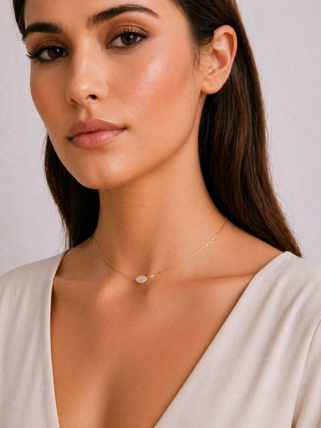 COLLAR GARGANTILLA ACERO DORADO HOJA NÁCAR - NÁYLA