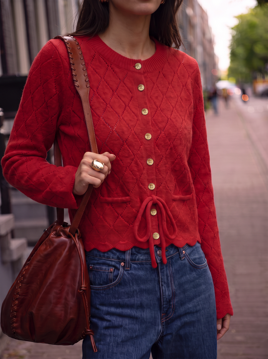 Chaqueta de punto calado roja Colette para mujer, con rombos calados, botones delanteros, lazo en la cintura y manga larga.