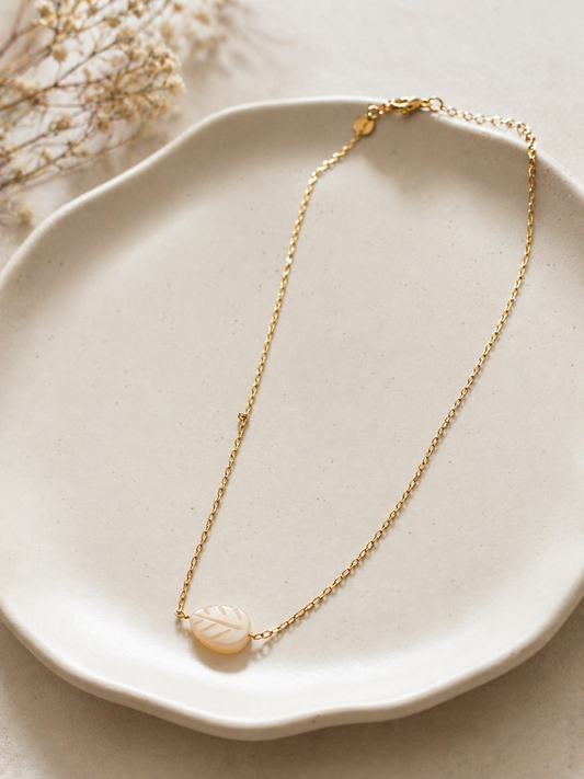COLLAR GARGANTILLA ACERO DORADO HOJA NÁCAR - NÁYLA
