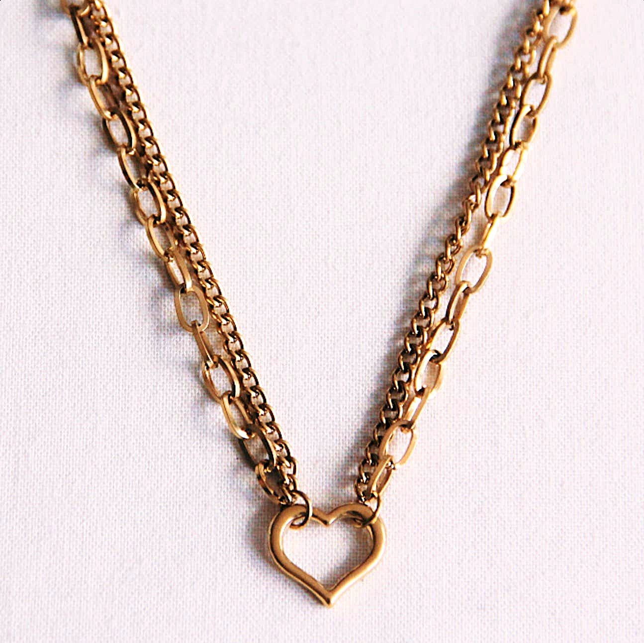 COLLAR DOBLE ESLABÓN CON CORAZÓN ARDE – DORADO