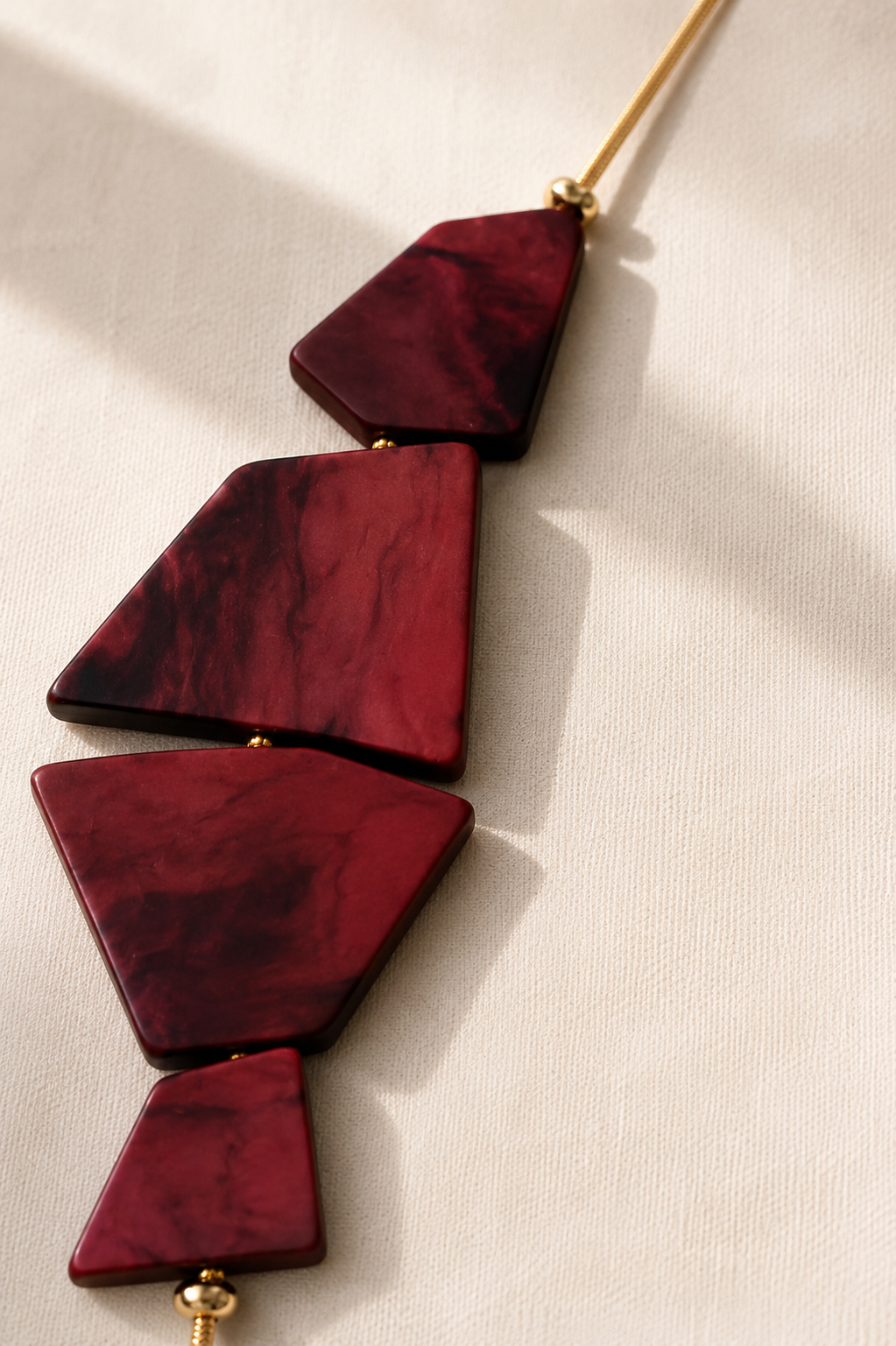 COLLAR LARGO BURDEOS EFECTO MÁRMOL – GARNET