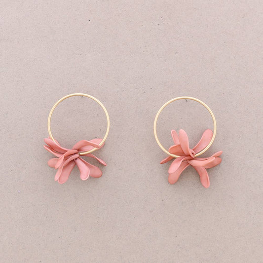 PENDIENTES ARO GRANDES PETALOS RESINA ROSA -GARDEM