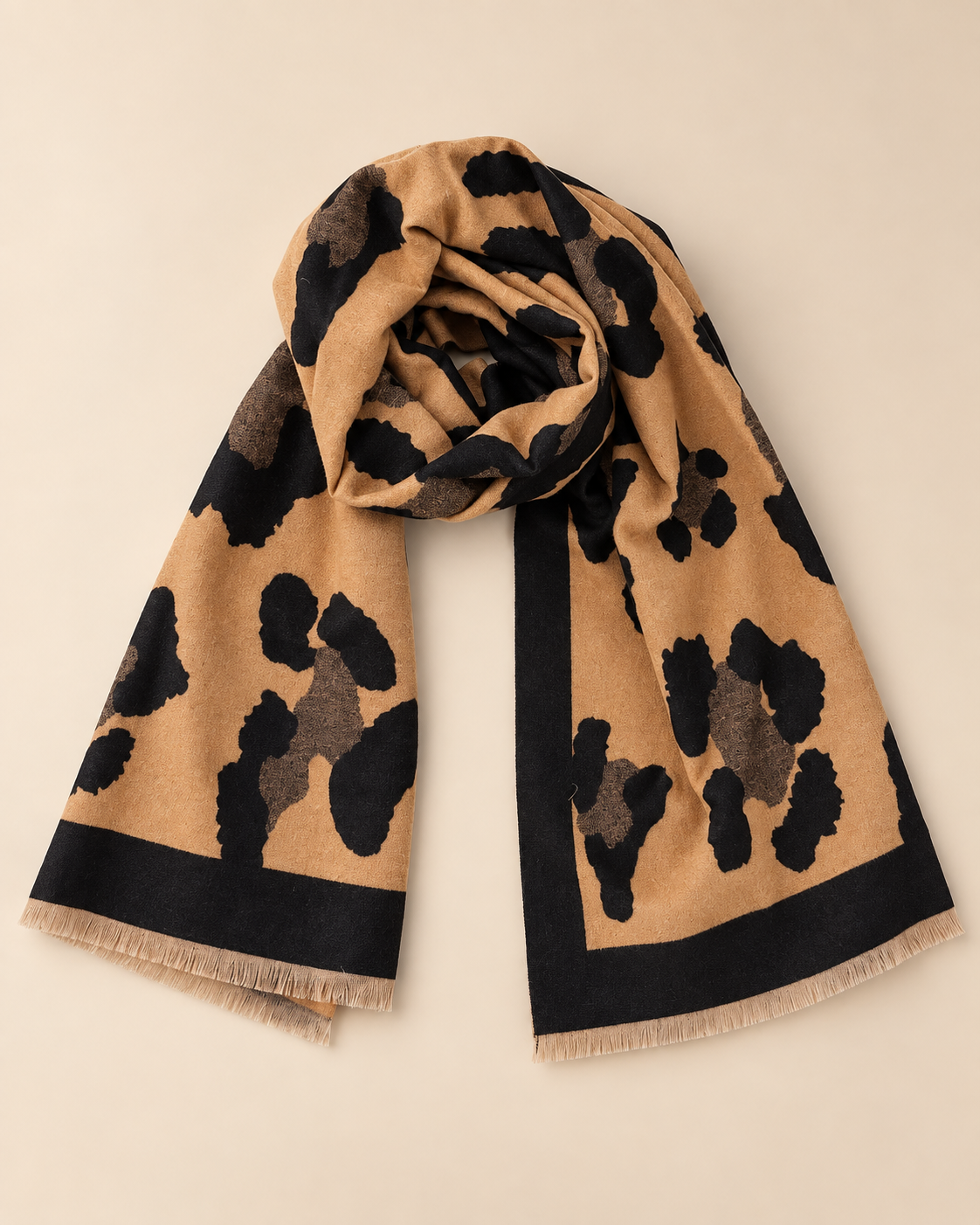 Bufanda Écija camel con estampado animal print negro y flecos