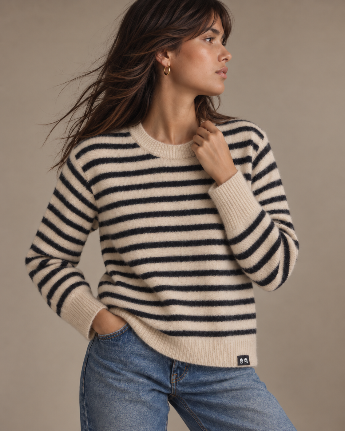Modelo con jersey de rayas beige y negro Astorga – LYLU