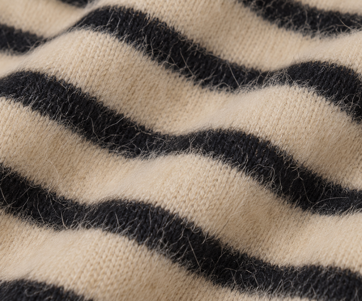Detalle del tejido del jersey de rayas beige y negro Astorga – LYLU