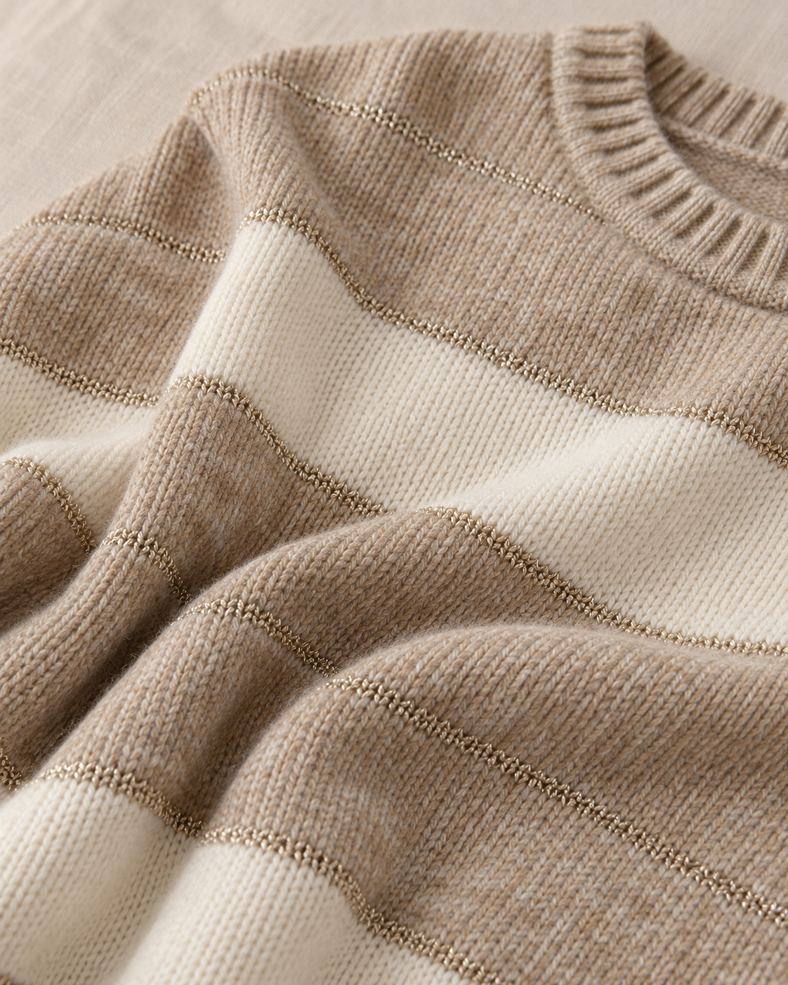 Detalle de tejido del jersey Eibar beige y crudo con fino hilo dorado