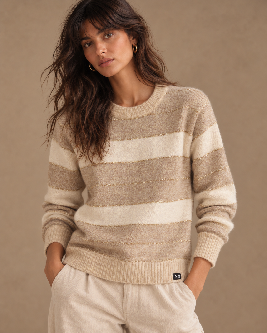 Jersey de rayas beige y crudo Eibar de LYLU con hilo dorado, look de mujer