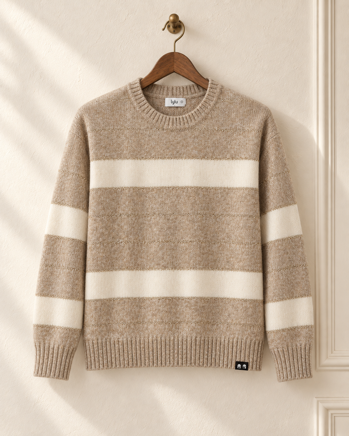Jersey Eibar LYLU de rayas beige y crudo con hilo dorado, vista frontal en percha
