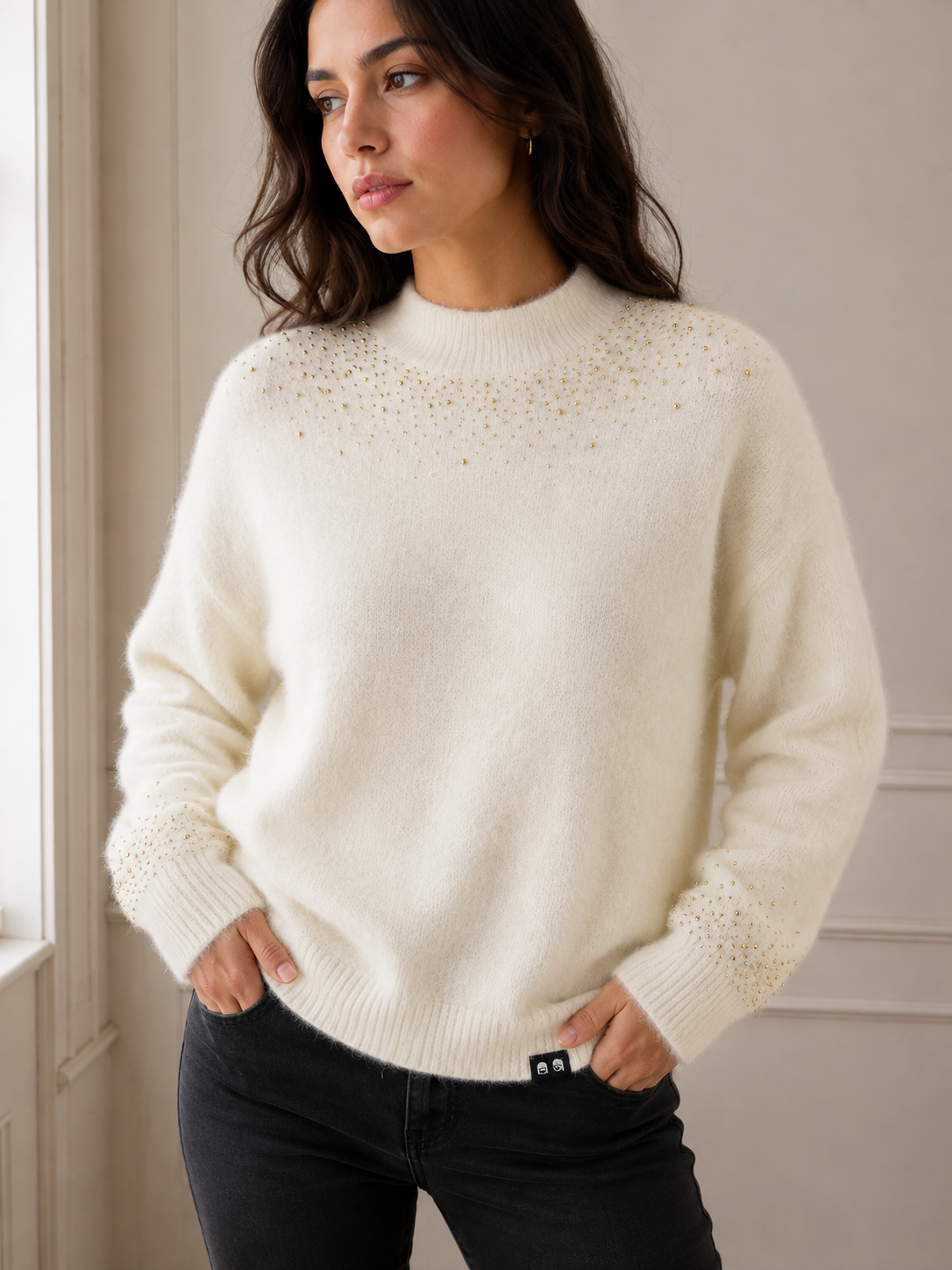 Jersey Getxo de LYLU en blanco roto con cuello chimenea y aplicaciones brillantes