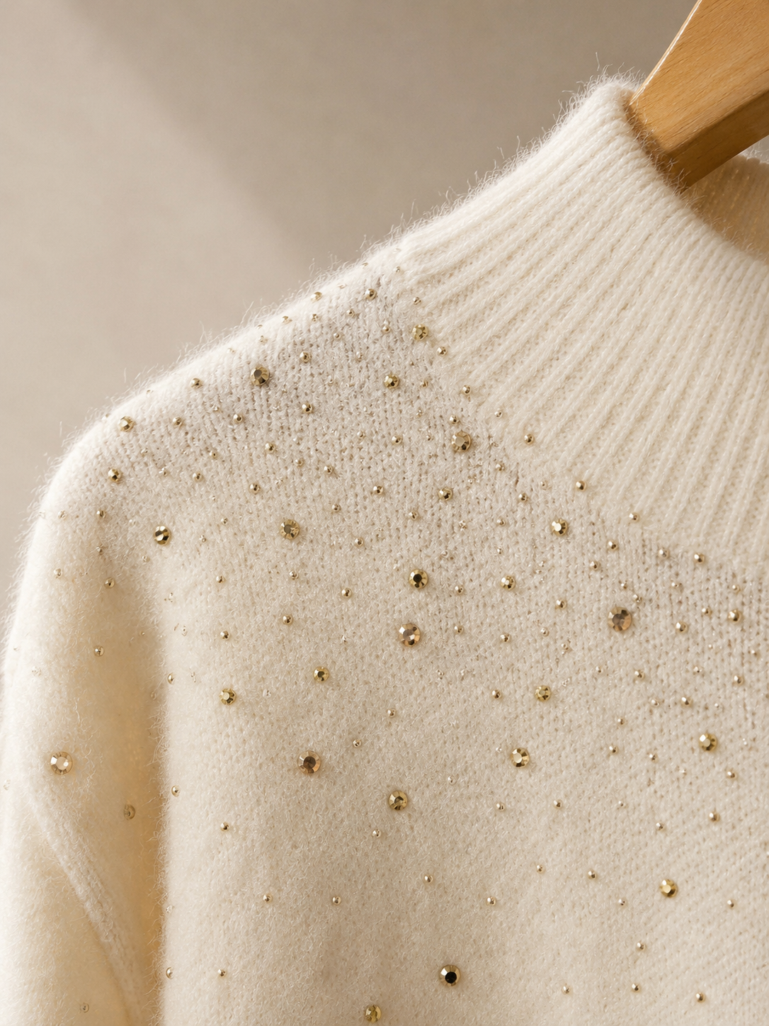 Detalle del cuello y textura afelpada del jersey Getxo de LYLU con aplicaciones brillantes