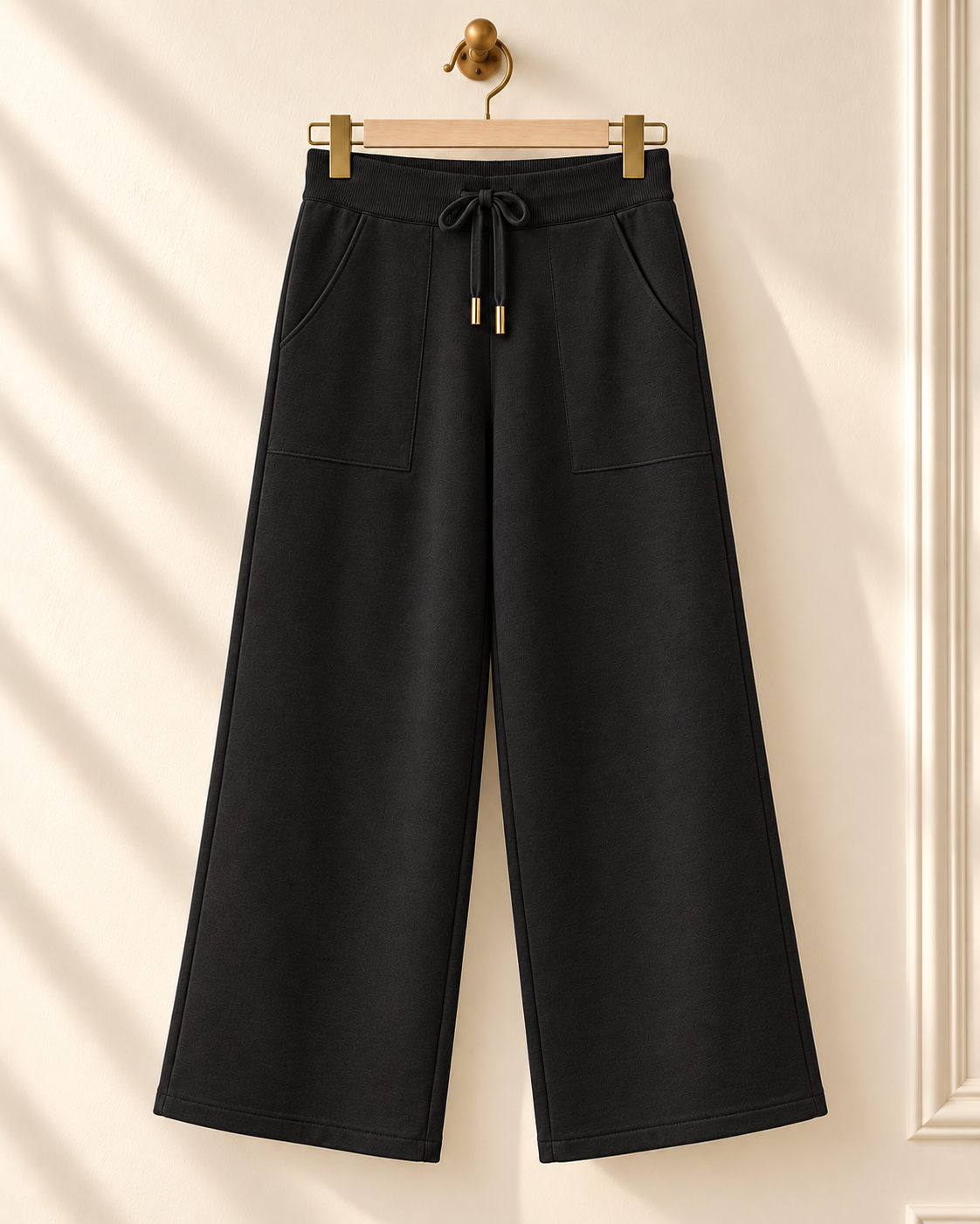 Pantalón de punto ancho Cudillero de LYLU con cintura elástica y cordón de dos terminales metálicos