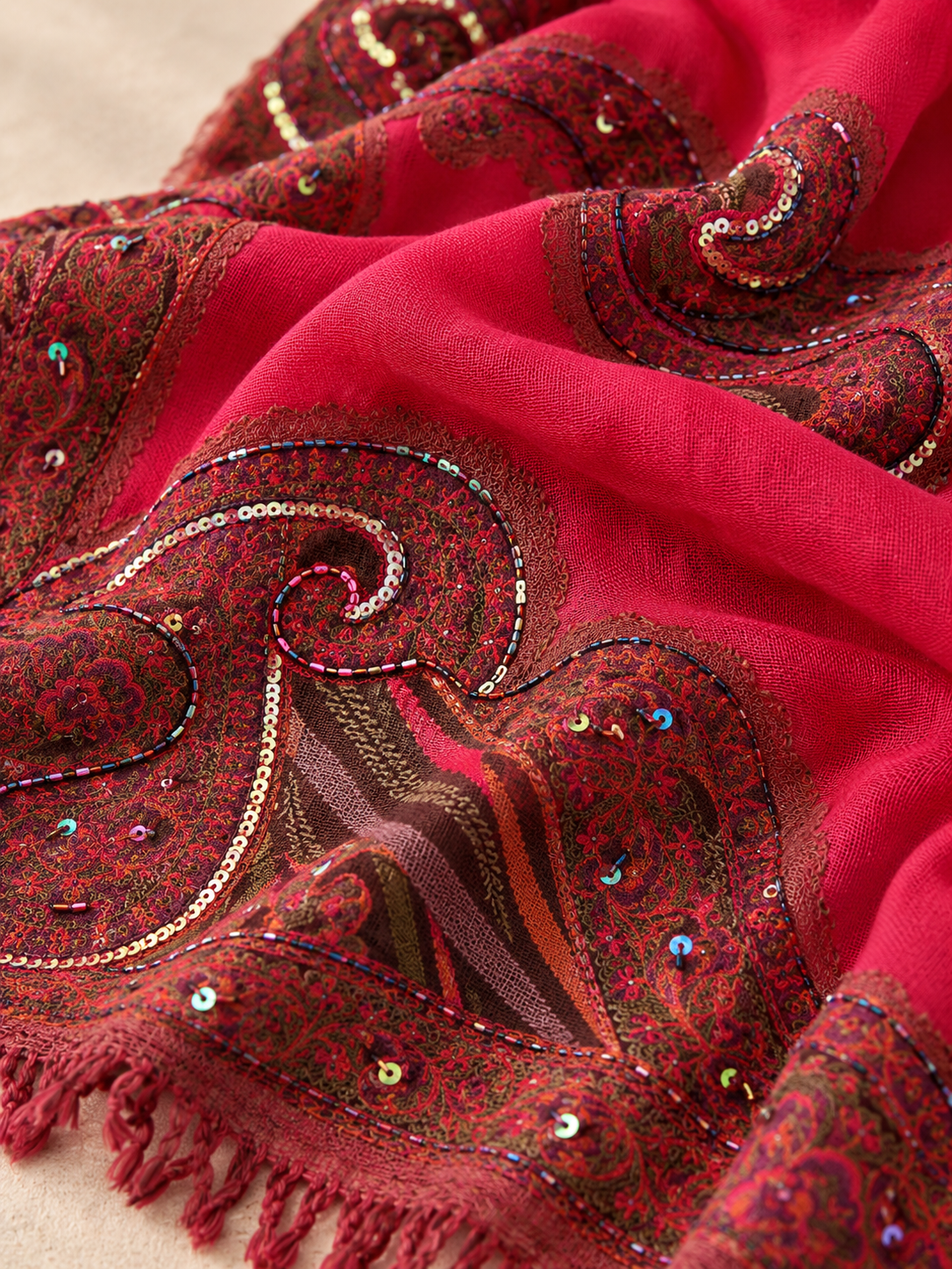 Detalle del bordado, lentejuelas y abalorios del pañuelo rojo Anapurna