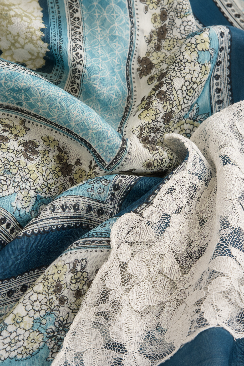 Detalle del tejido estampado azul y del encaje blanco del pañuelo Catalina