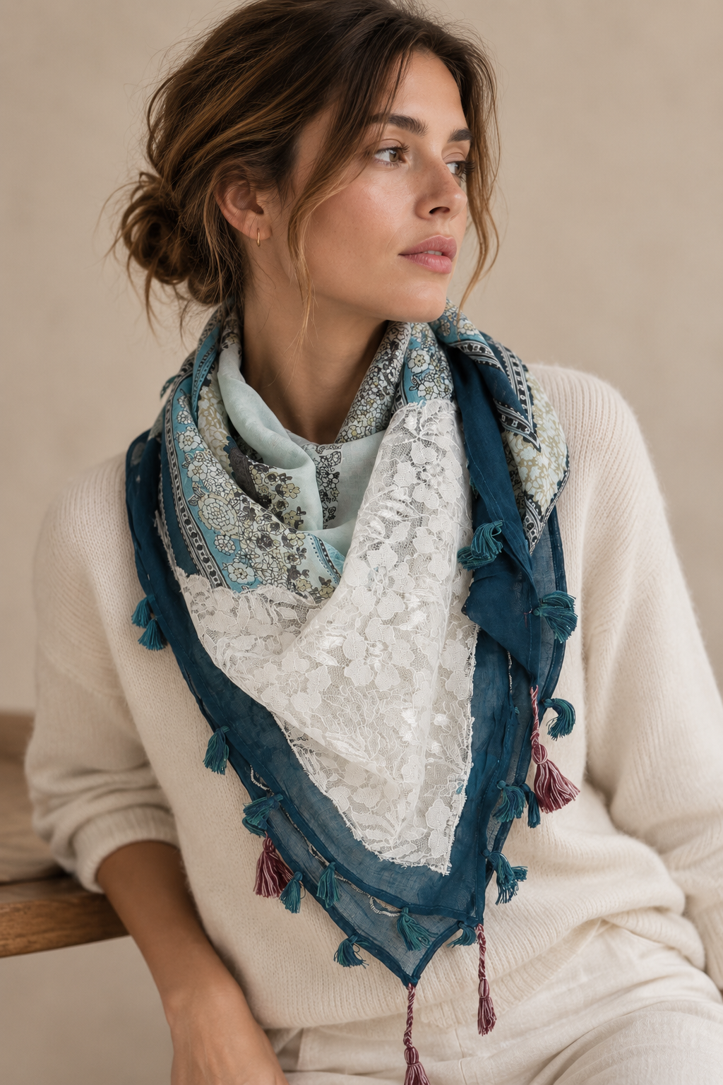 Pañuelo Catalina azul con encaje y borlas sobre modelo con jersey claro