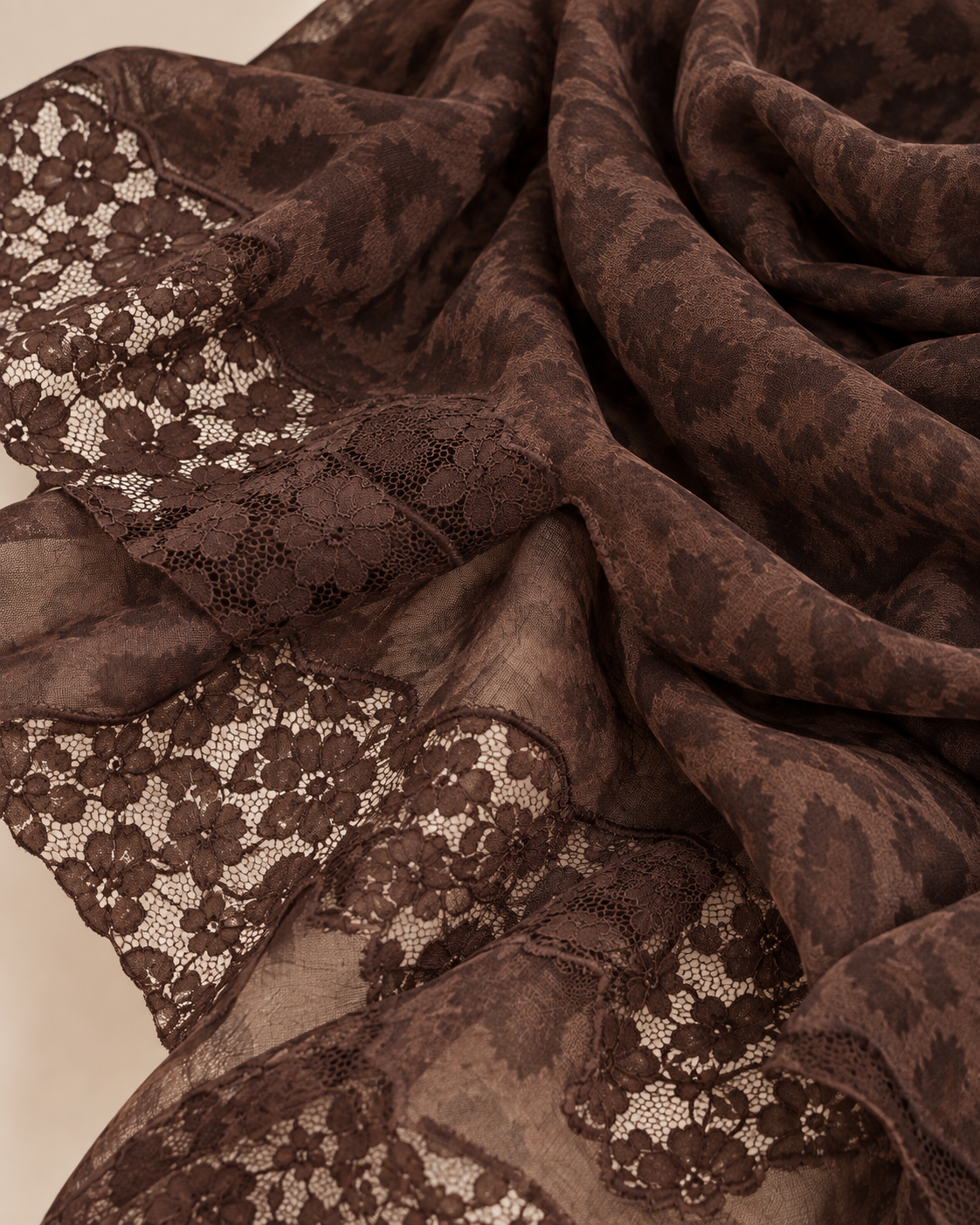 Detalle del encaje floral y tejido del pañuelo Kalahari marrón de lana y seda