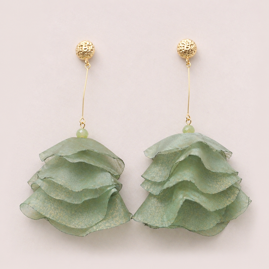 PENDIENTES LARGOS VERDE SALVIA PÉTALOS TUL – ACERO DORADO SYLVAE