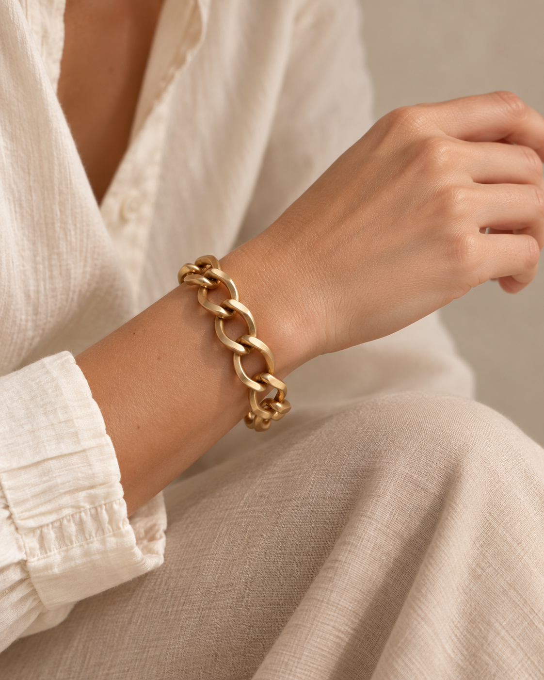 Pulsera Kinga de eslabones grandes en acero dorado mate puesta en la muñeca