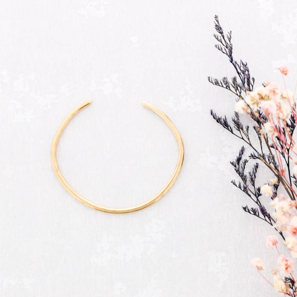 Detalle de la pulsera Noa de acero dorado mate con acabado texturizado