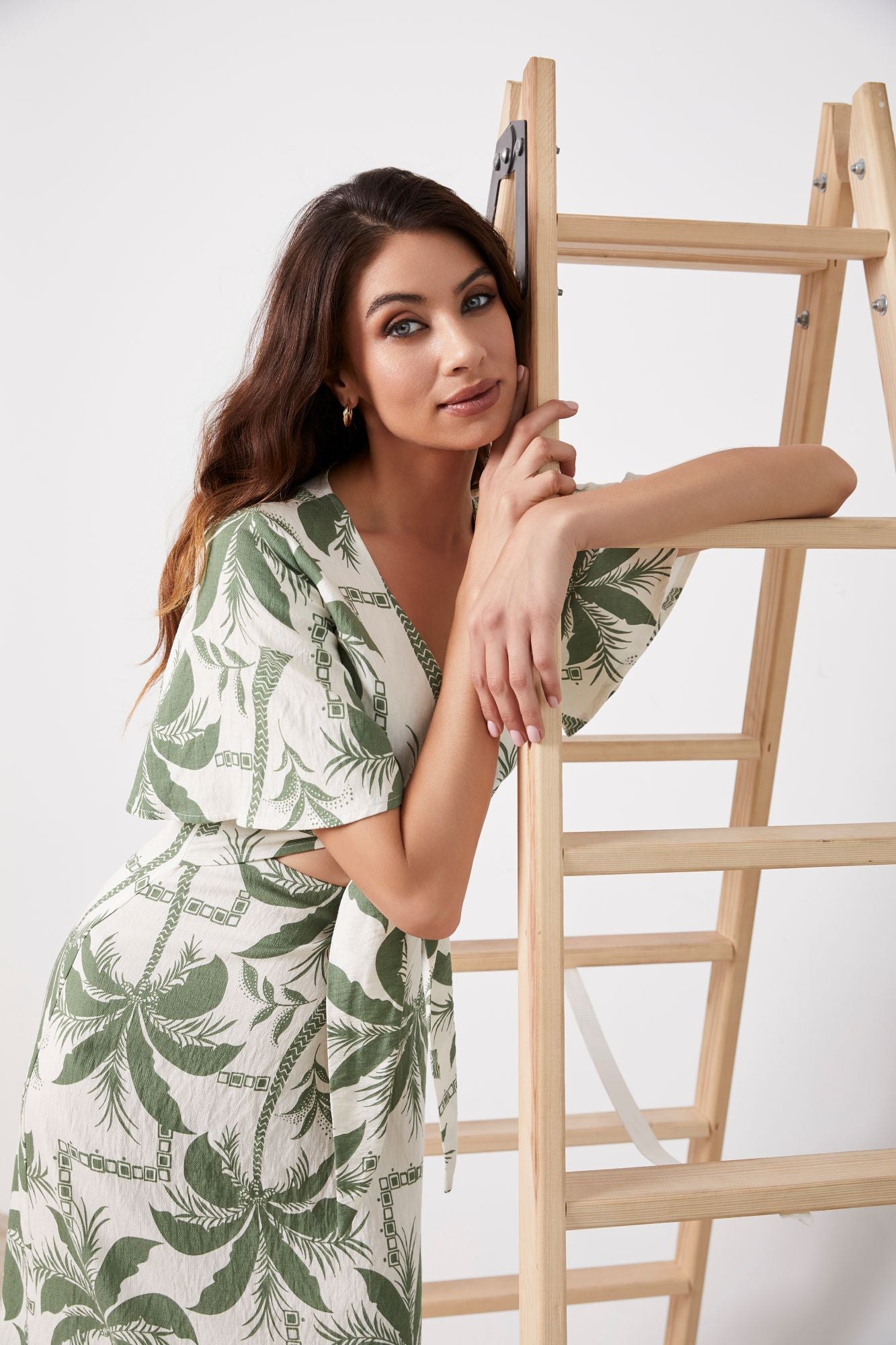 VESTIDO LARGO VERDE ESTAMPADO PALMERAS FLUIDO – VANI – LYLU