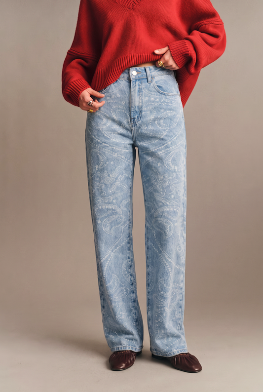 Vaquero de mujer azul claro con estampado bandana paisley, corte recto y tiro alto. Vista frontal del pantalón.