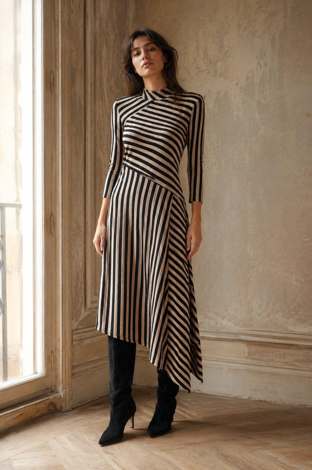 Vestido de rayas midi asimétrico Manzanares de LYLU en negro y beige, vista frontal